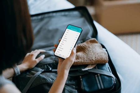 Person verwendet To-do-Liste App auf Smartphone 